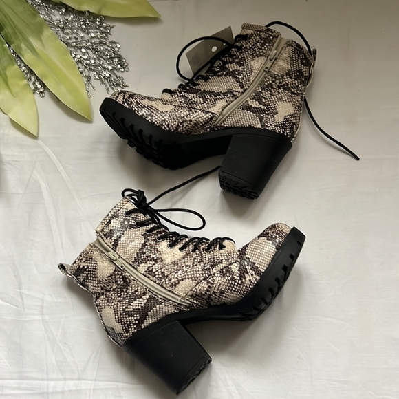 ⭐️ZIGI SOHO Gray Snakeskin Lace-Up Padded Kourtlan Round Toe Block Heel Booties - Picture 2 of 7